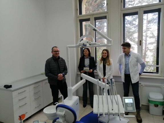 Átadták a csíkszeredai Segítő Mária Római Katolikus Gimnázium fogorvosi rendelőjét